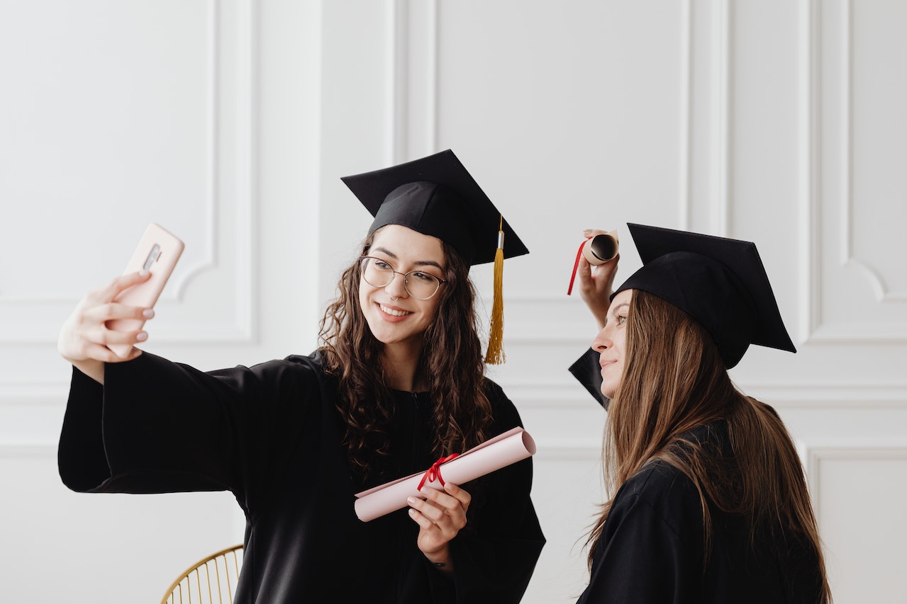 Etudiantes avec leurs diplômes