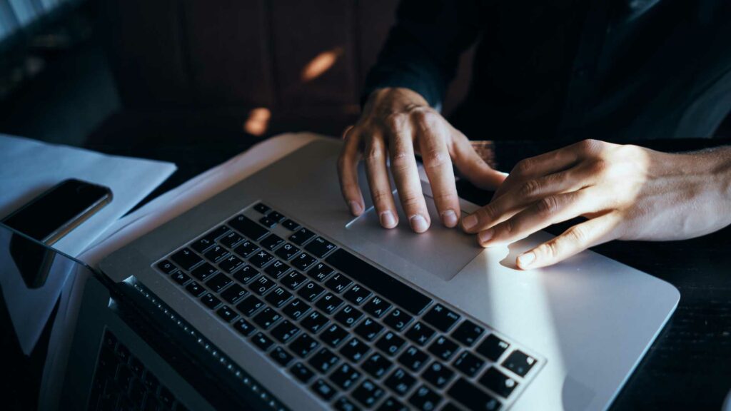 community manager sur son ordinateur