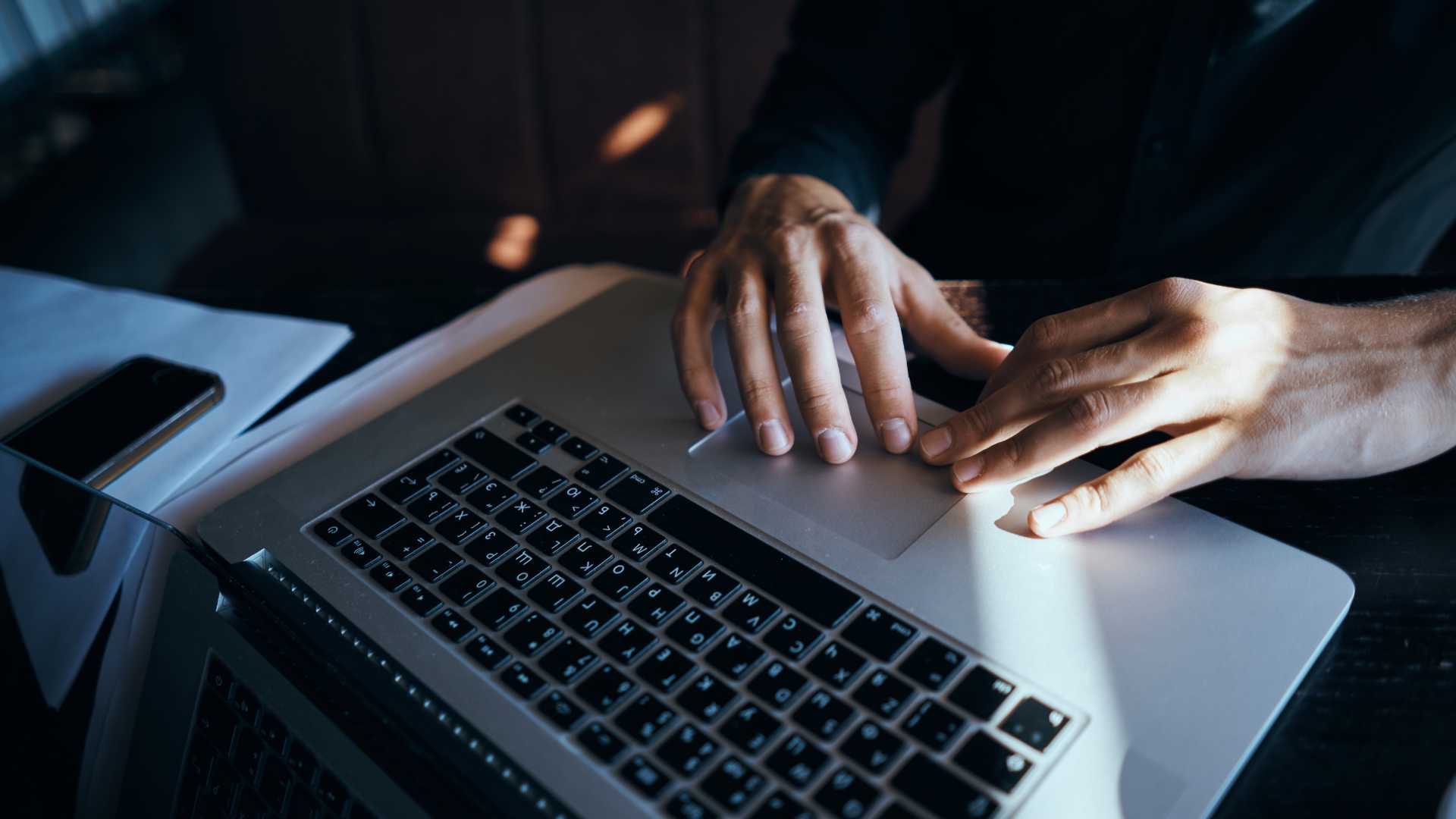 community manager sur son ordinateur