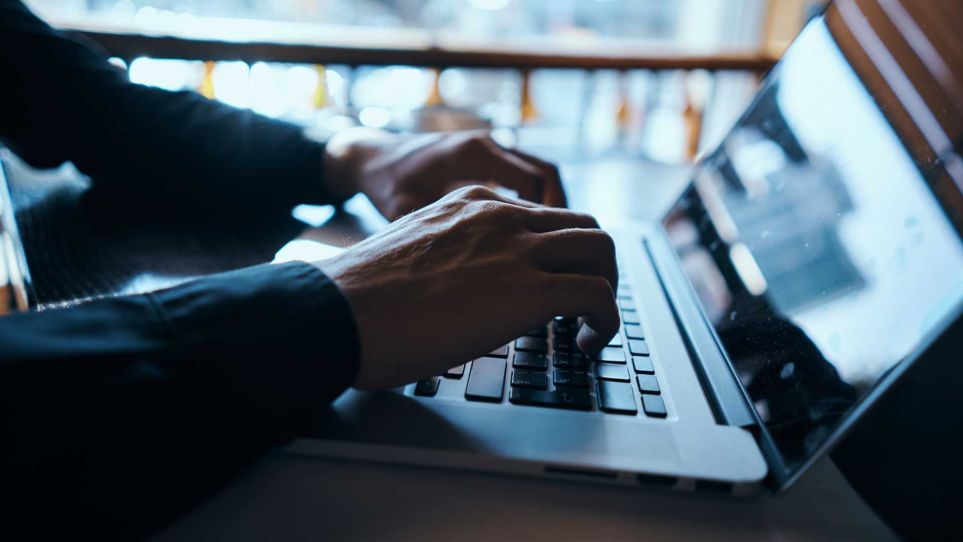 community manager sur son ordinateur
