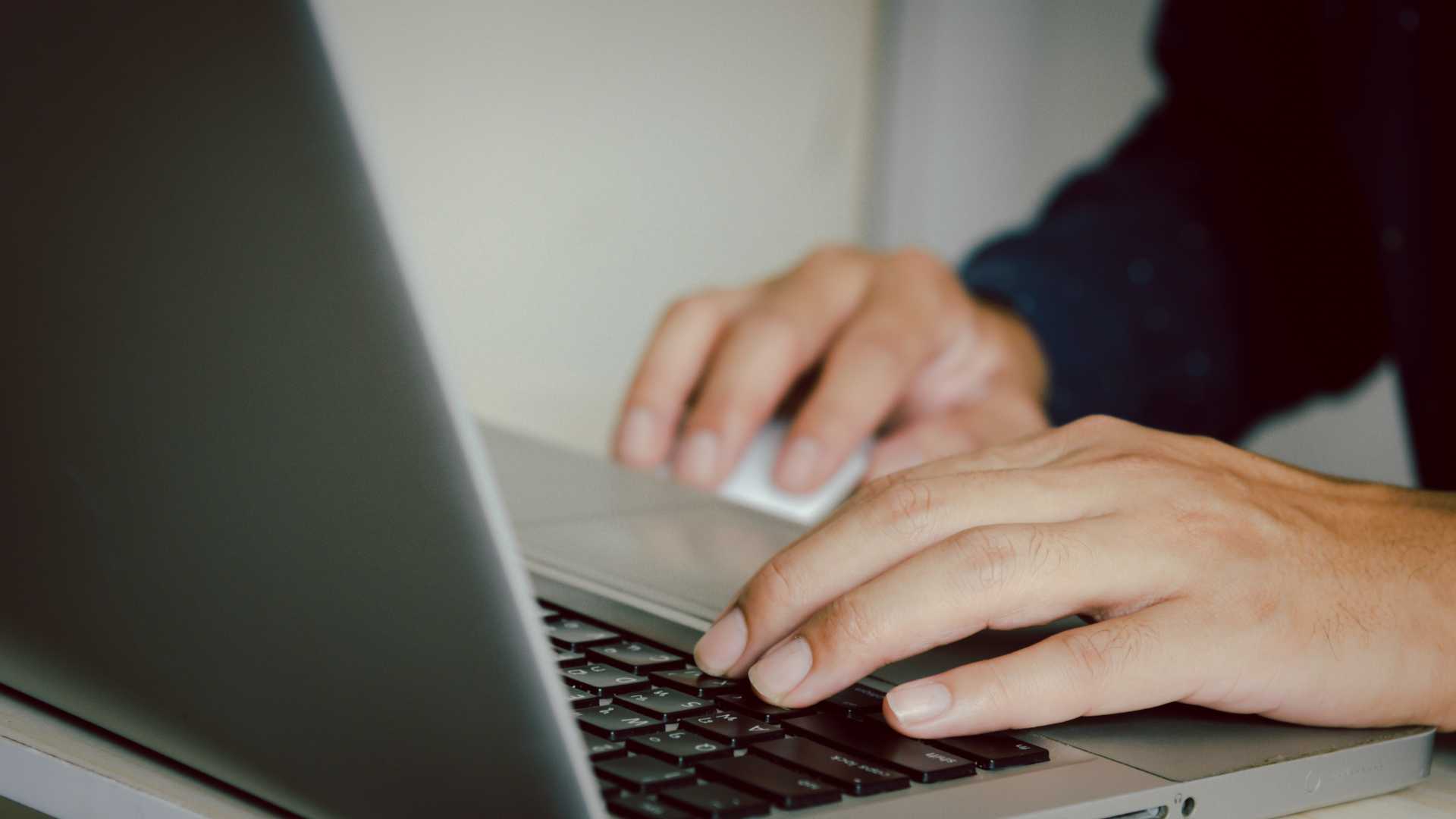 ordinateur d'un community manager