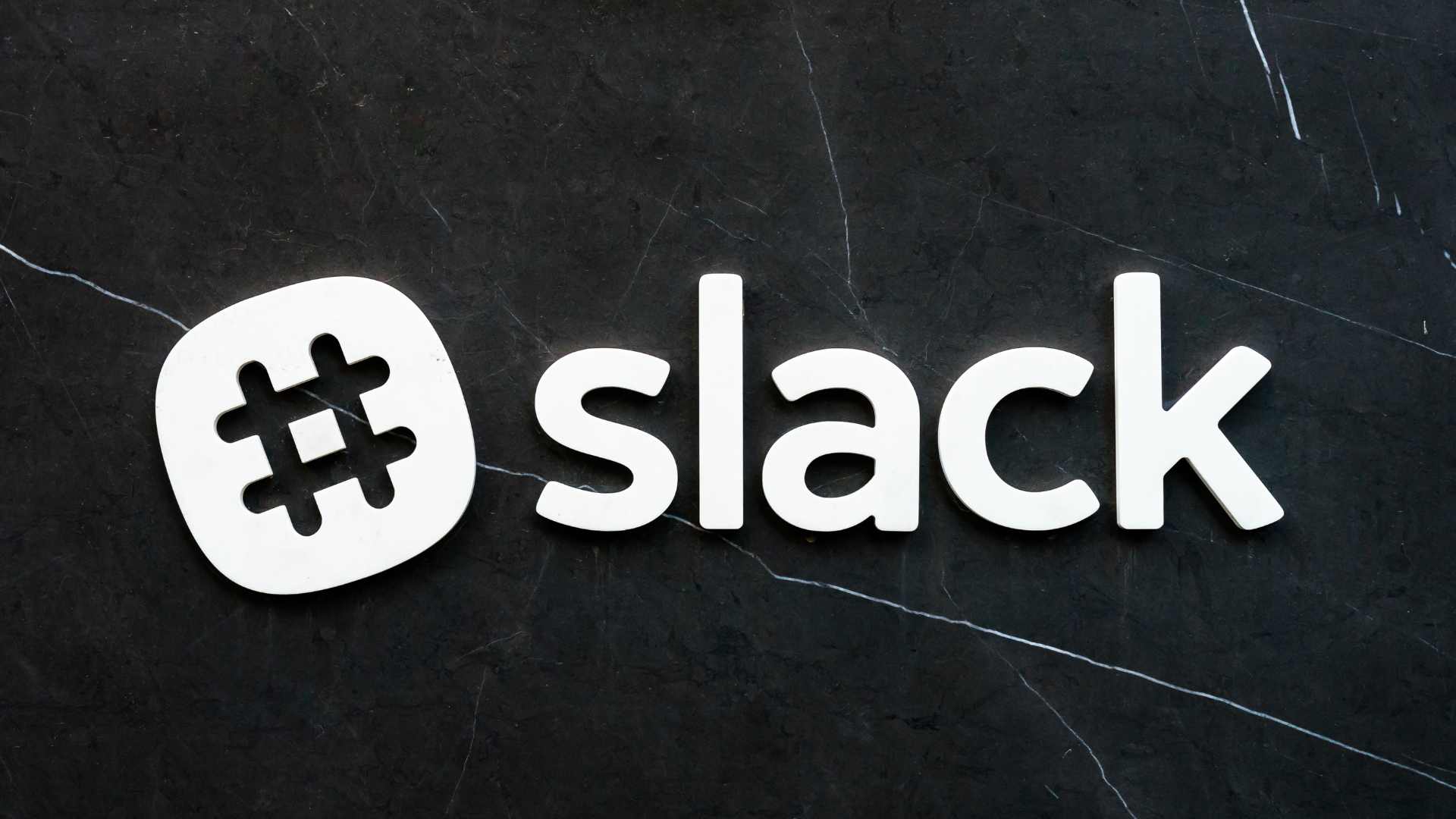 logo slack sur fond marbré