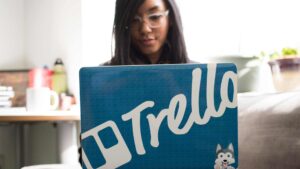 Femme sur son ordinateur Trello