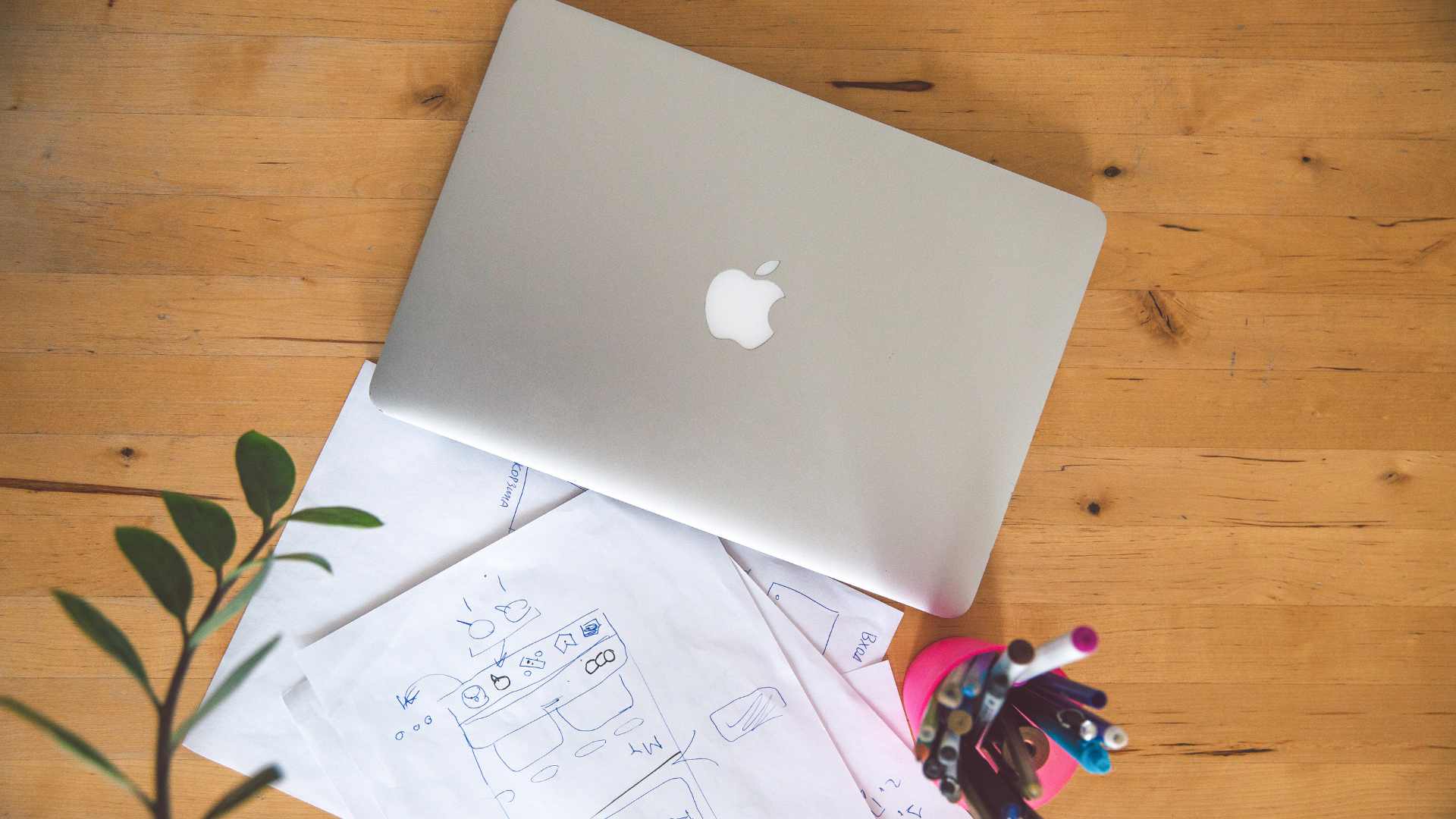 ordinateur portable sur bureau en bois