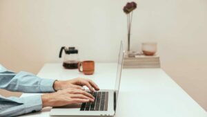 homme qui travail sur son ordinateur portable