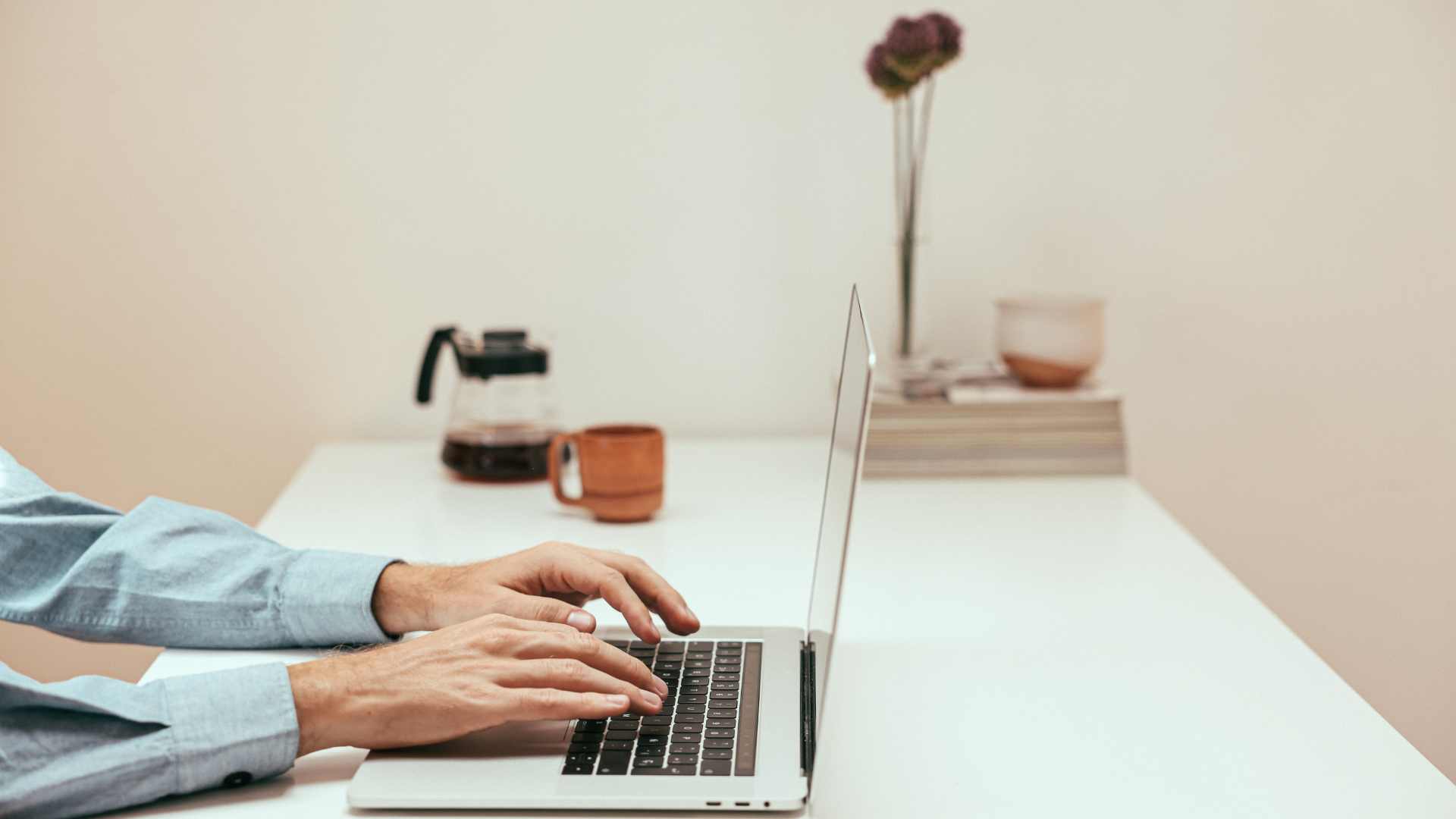 homme qui travail sur son ordinateur portable