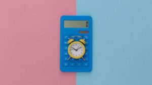 réveil sur fond rose et bleu