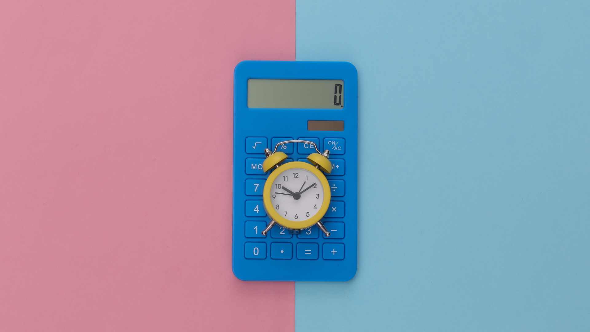réveil sur fond rose et bleu