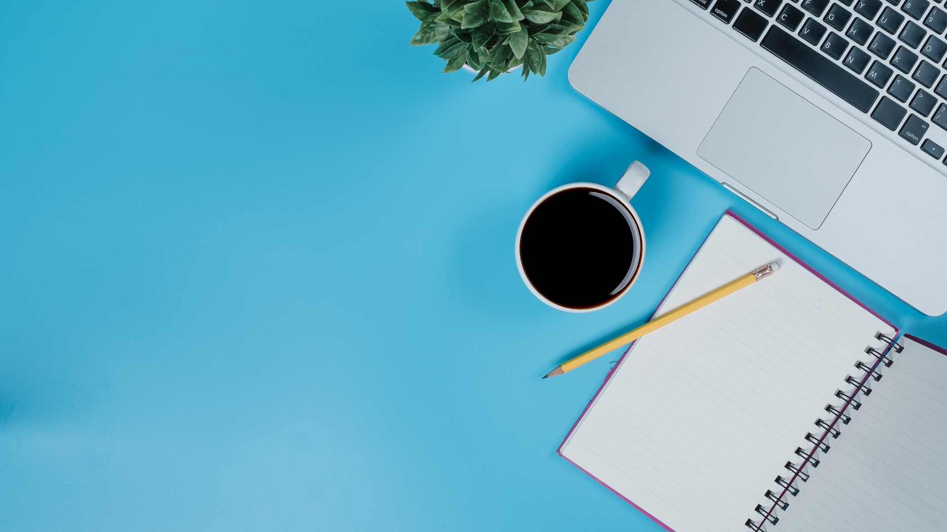 ordinateur, carnet et café sur fond bleu