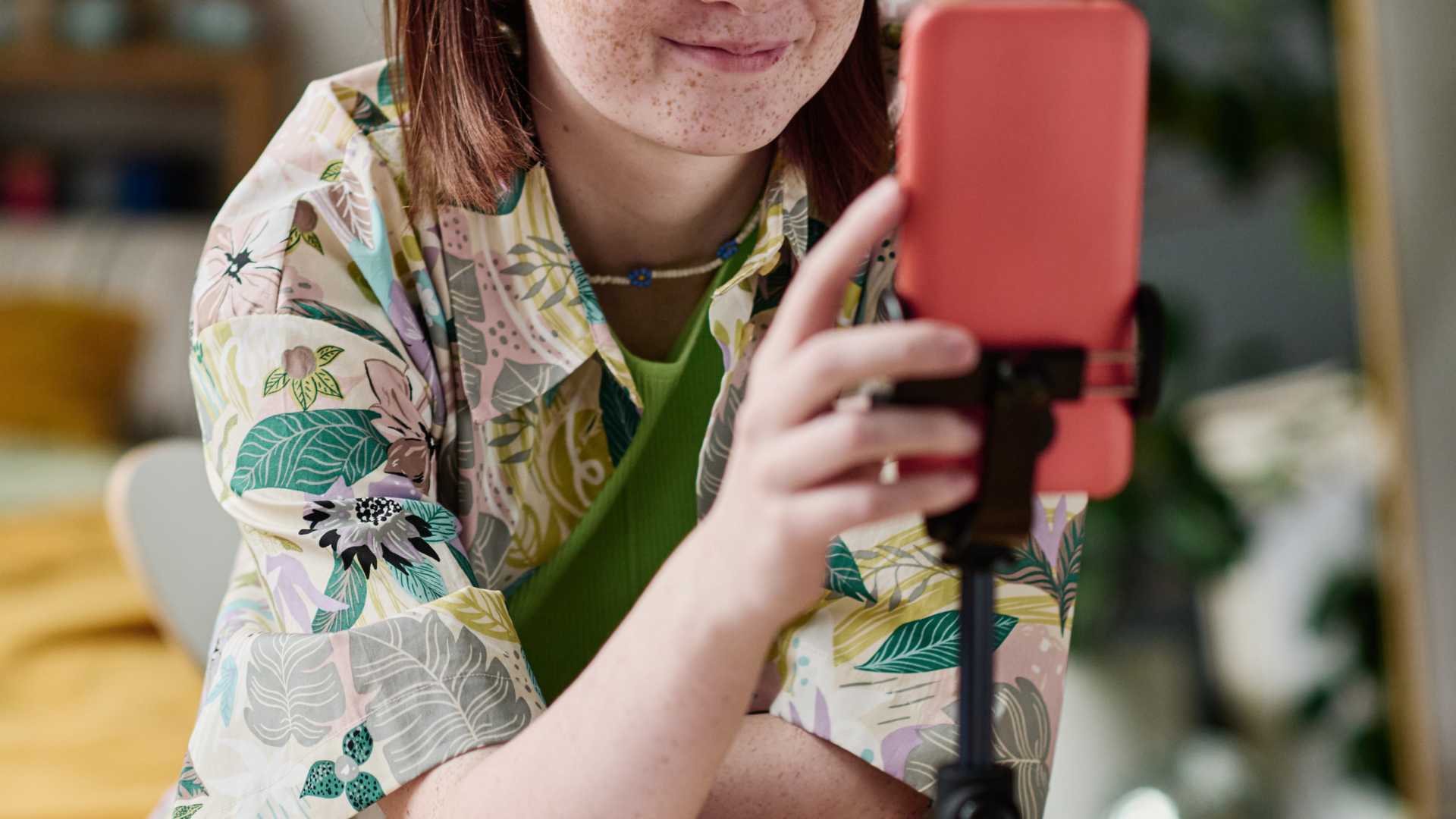 JEUNE FILLE QUI PARTAGE DU CONTENU SUR LES RÉSEAUX SOCIAUX