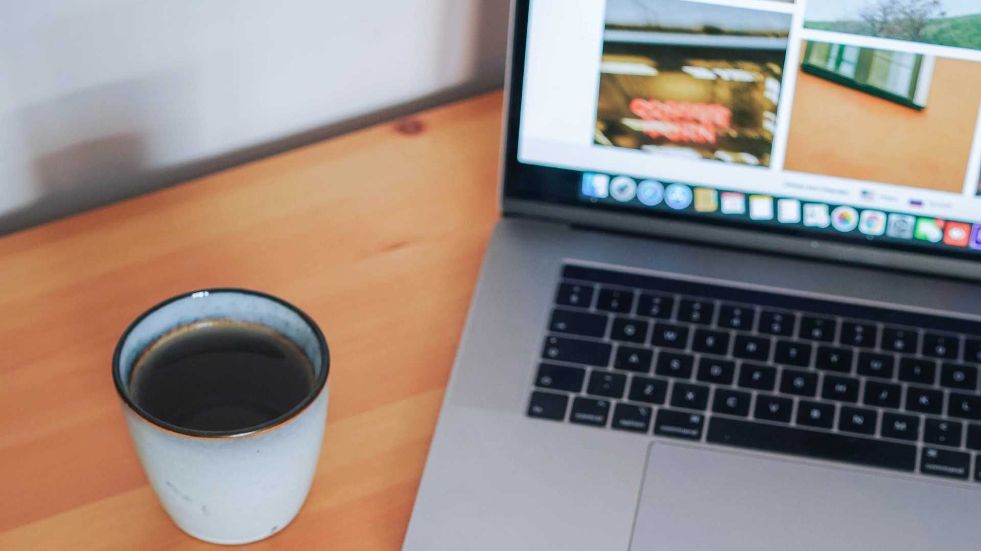 ordinateur portable avec café